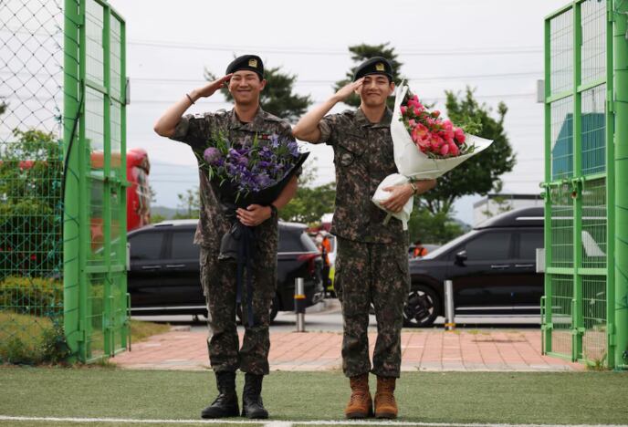 Namjoon y Taehyung saludan a la prensa y agradecen a army por su recibimiento y dedicación | Foto. reuters