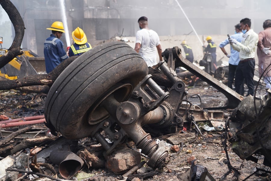 El vuelo AI171 de Air India, con destino a Londres y con 242 pasajeros y tripulantes a bordo de un Boeing 787-8, se estrelló minutos después del despegue en la zona de Meghaninagar, en Ahmedabad. Solo ha sido encontrado un sobreviviente, quien salió caminando del área. Foto: EFE/EPA/SIDDHARAJ SOLANKI